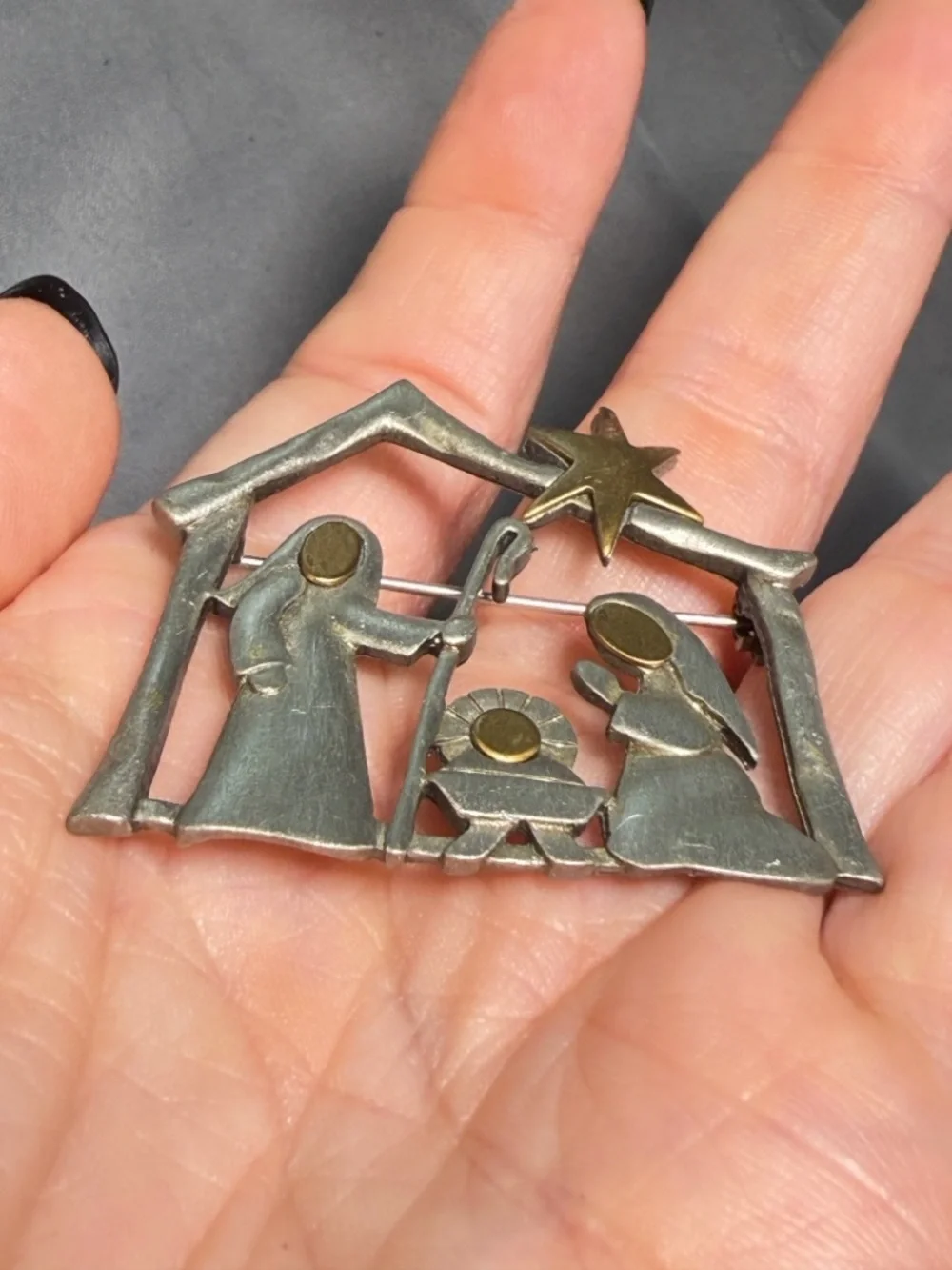 JJ Vintage Nativity Scene Brooch Two Tone Manger Mary Joseph Baby Jesus - Picture 4 of 8